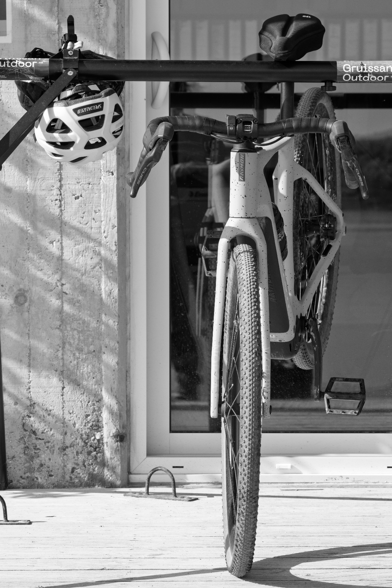 Gravel bike on the rack, preparation at the base, Gruissan